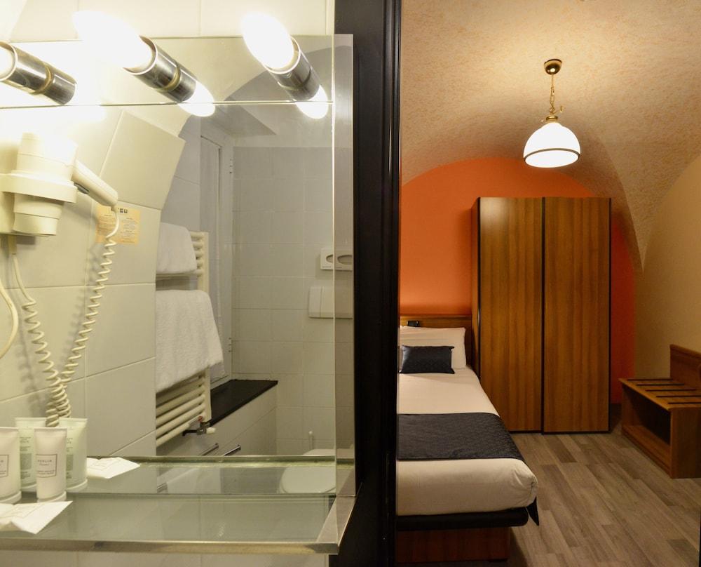 Hotel Europa Генуя Экстерьер фото