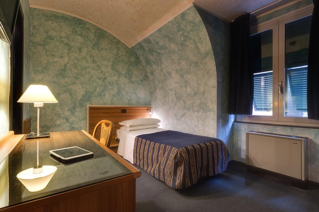 Hotel Europa Генуя Экстерьер фото